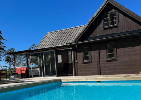 Kustnära hus med utsikt över havet och karlsöarna